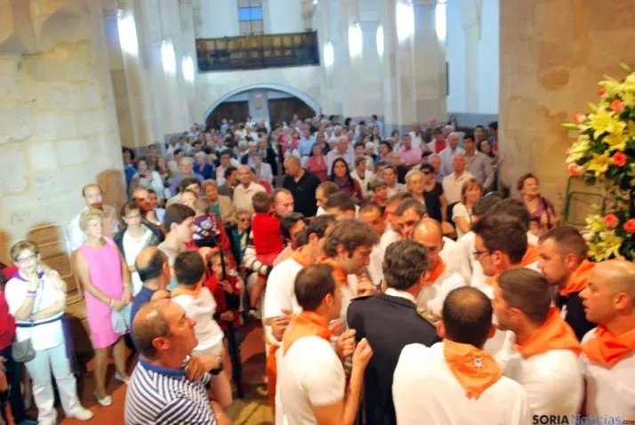 Del rosa champ&aacute;n al rojo sanjuanero: las juradas convierten la alfombra roja en la primera pasarela de las fiestas | Imagen 11