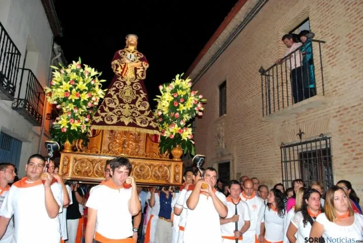 Del rosa champ&aacute;n al rojo sanjuanero: las juradas convierten la alfombra roja en la primera pasarela de las fiestas | Imagen 7