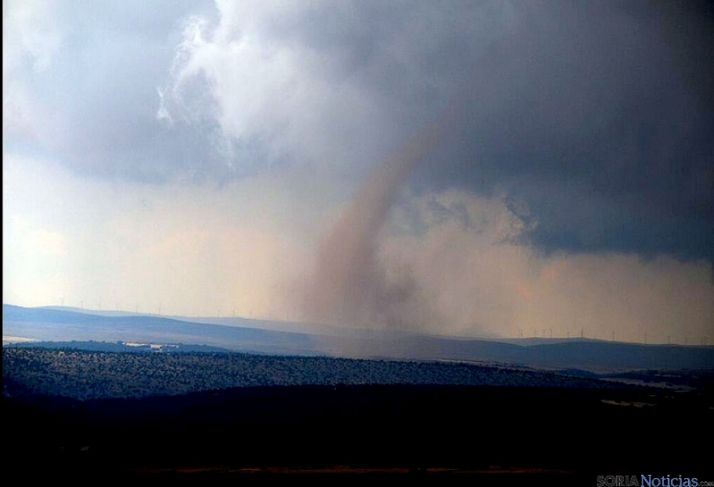 La borrasca anunciada provoca un pequeño tornado en Villanueva de Gormaz