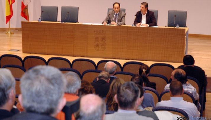 López (izda.) con Peregrina en la reunión con los alcaldes.
