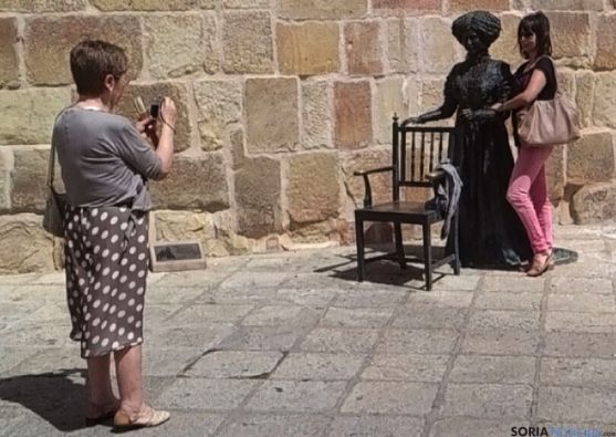 Dos turistas con la imagen de Leonor.