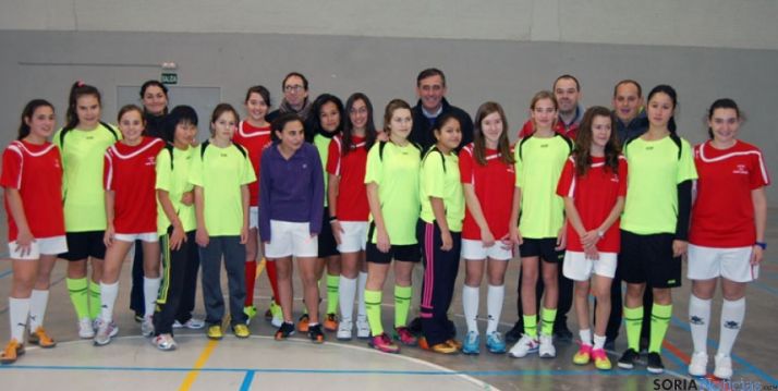 Jóvenes en los Juegos Escolares con el presidente.