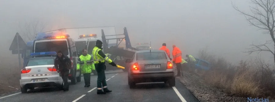 La carretera, cortada, instantes después del accidente.