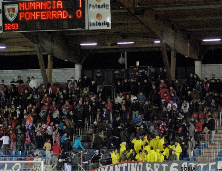 Un momento de los roces entre los seguidores del Numancia.