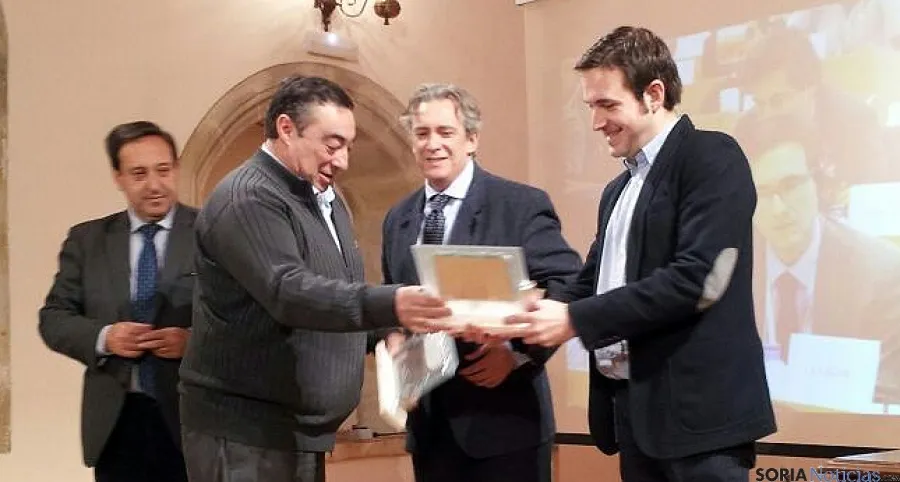 Carmelo Gómez (izda), hace entrega del Espiga.