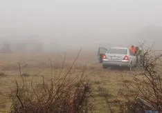 Labores de retirada del vehículo más distante de la calzada.