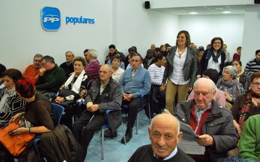 Milagros Marcos, seguida por Marimar Angulo en la sede de los populares sorianos.