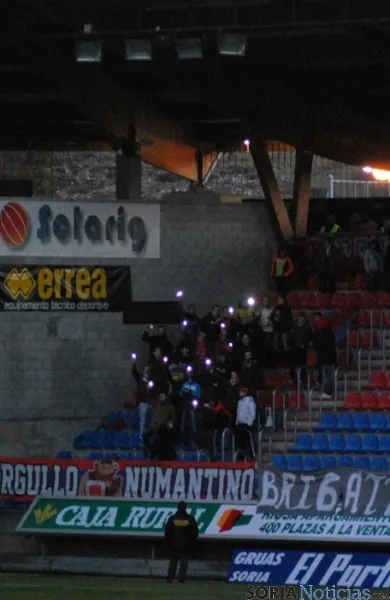 Aficionados dando luz con sus móviles