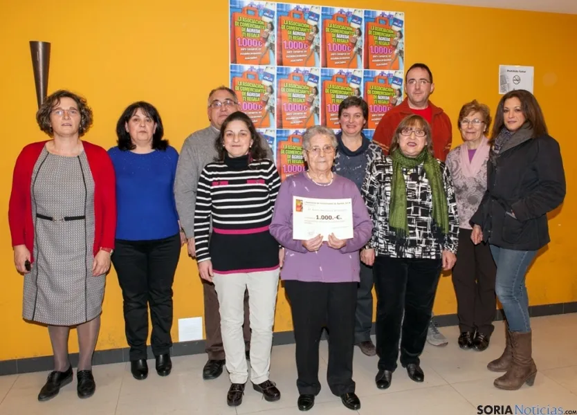 La premiada en el centro, con comerciantes de Ágreda.