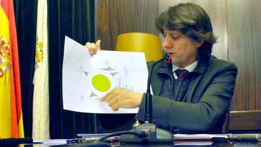 El alcalde, con el plano de la rotonda.