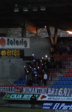 Aficionados dando luz con sus móviles