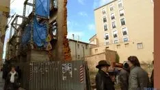 Mínguez (dcha.) conversa con un vecino sobre el estado del andamio en la calle Zapatería.