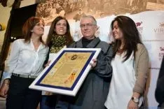 Félix Poza, con la familia, al recibir el título de matancero