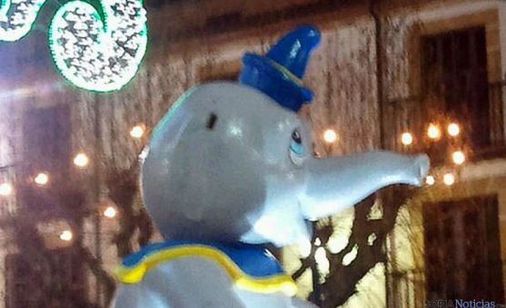 El muñeco Dumbo 'desorejado' en Herradores durante la Cabalgata.