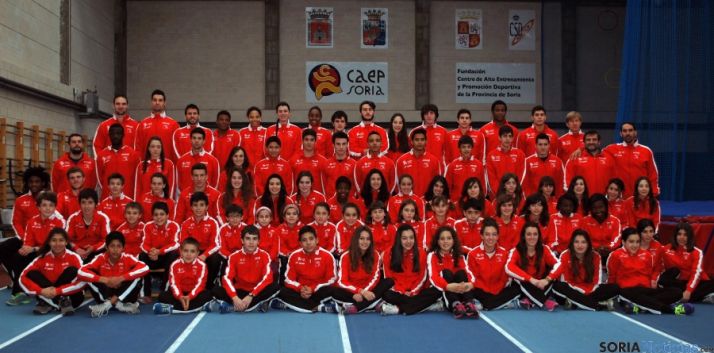 La familia del Club Deportivo Atletismo Numantino, en las instalaciones del CAEP este miércoles. / SN