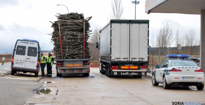 La Guardia Civil inspeccionando la carga tras el accidente.
