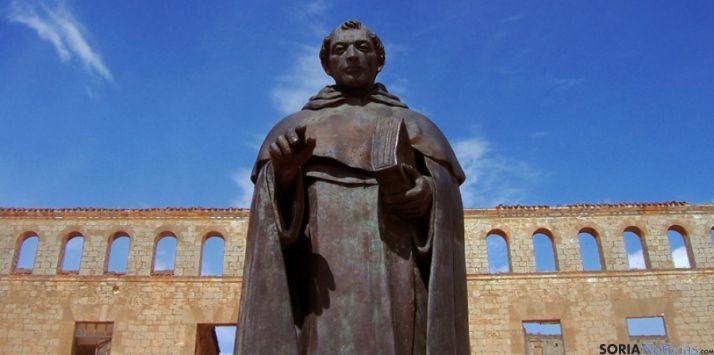 Estatua de Fray Tomás en Berlanga de Duero.
