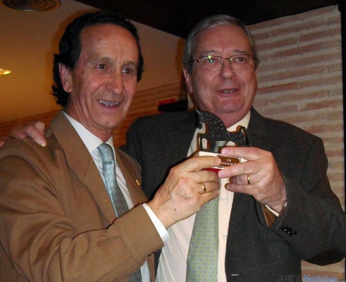 Parra, (izda.) entrega a Crespo el Guinda.