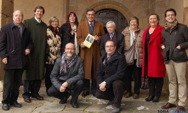 Autoridades y vecinos tras la presentación del libro en Almajano. 