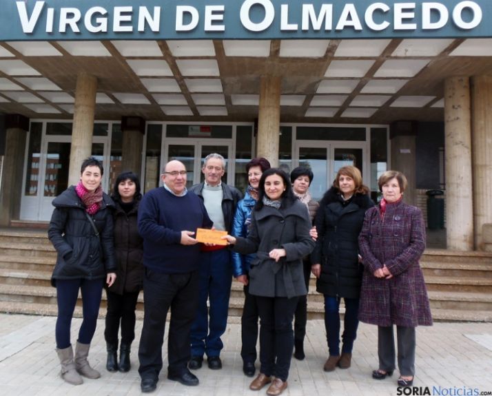 Miembros de la AMPA y Cáritas, en la donación.