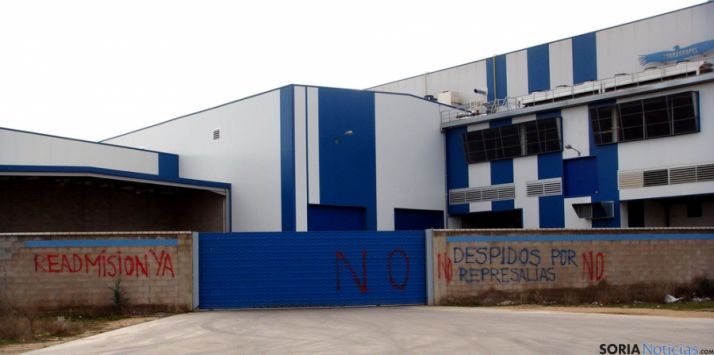 Entrada a la factoría de Torras, con pintadas reivindicativas.