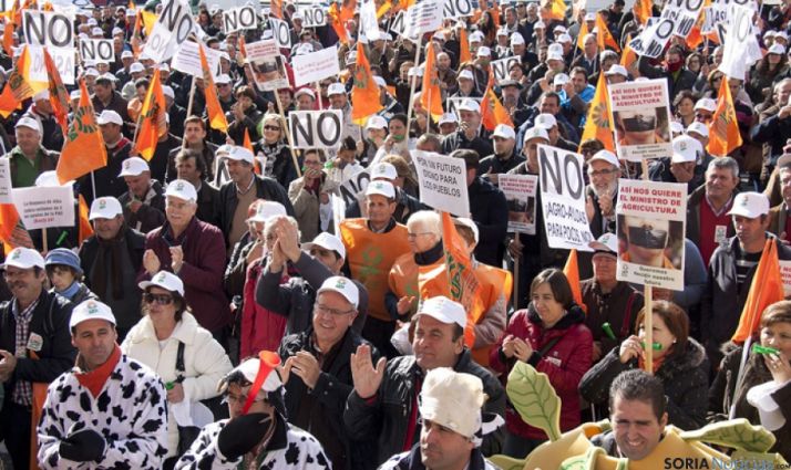 Concentración de UPA ante la sede del Ministerio.