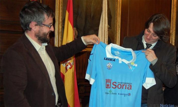 Cabrerizo (izda.) entrega a Mínguez una camiseta del equipo.