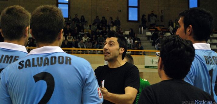 Flores, dando instrucciones a sus pupilos.