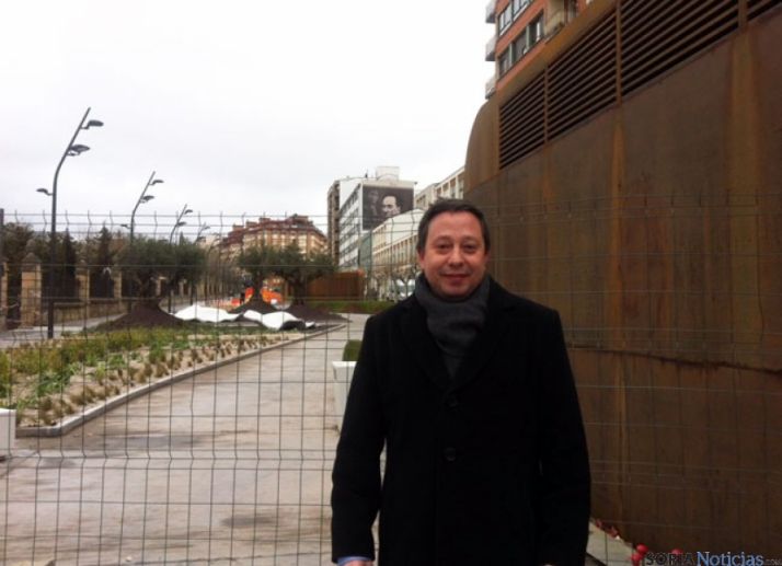 Adolfo Sainz, ante el paseo del Espolón, aún sin abrir