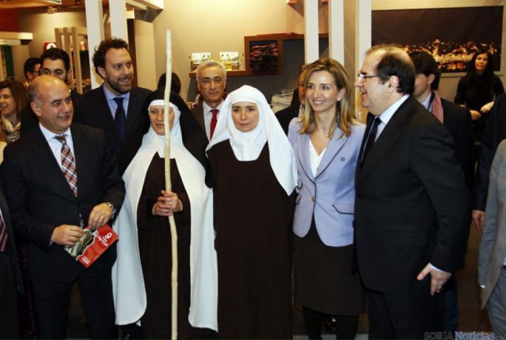Herrera en el estand de Ávila, junto a la representación de Santa Teresa de Jesús