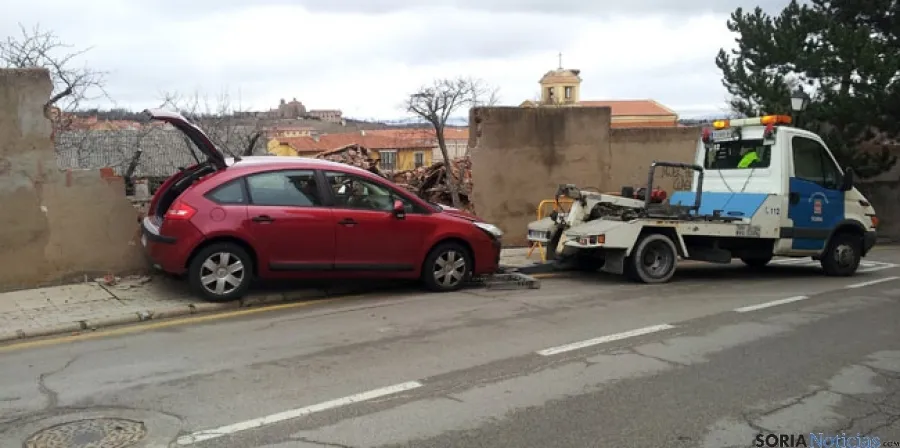 El coche se ha girado y ha tirado un muro