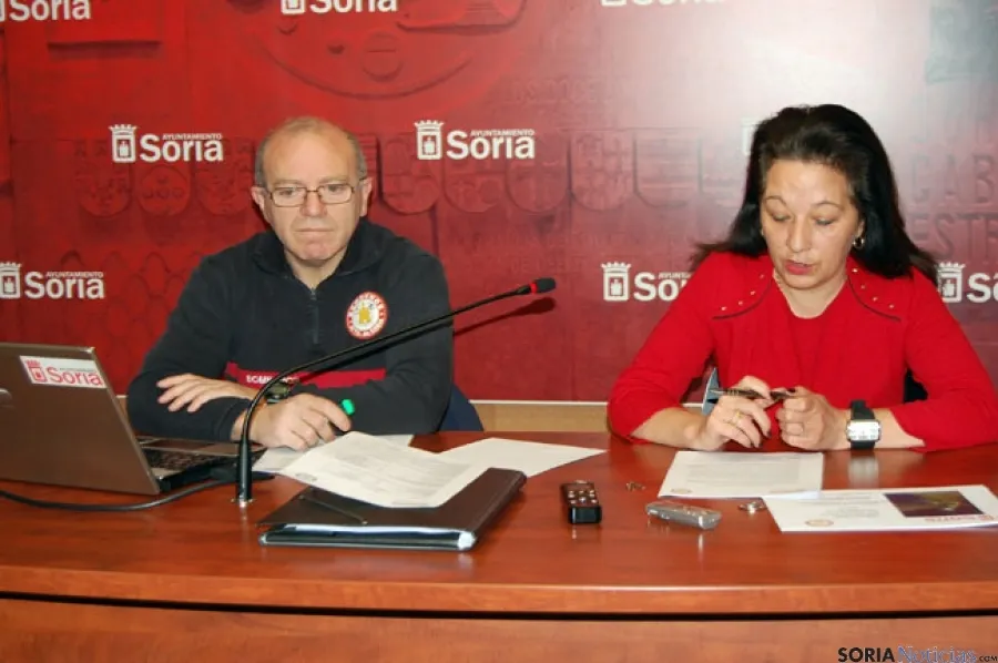 El sargento José Javier Gómez y la concejal Lourdes Andrés