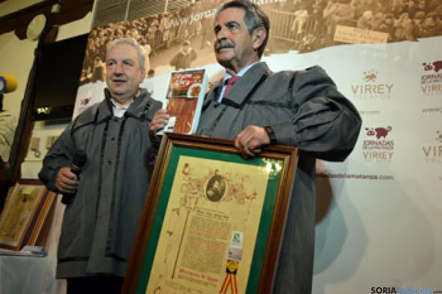 G.Martínez y Miguel A. Revillla, con el título de matancero y unos 'Torreznos de Soria'