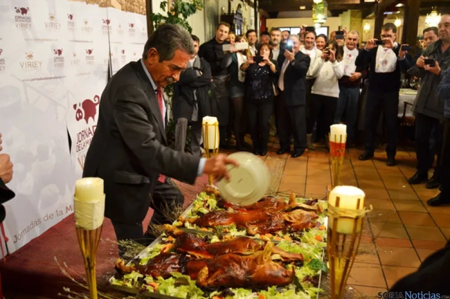M.A. Revilla partió el cochino como manda la tradición