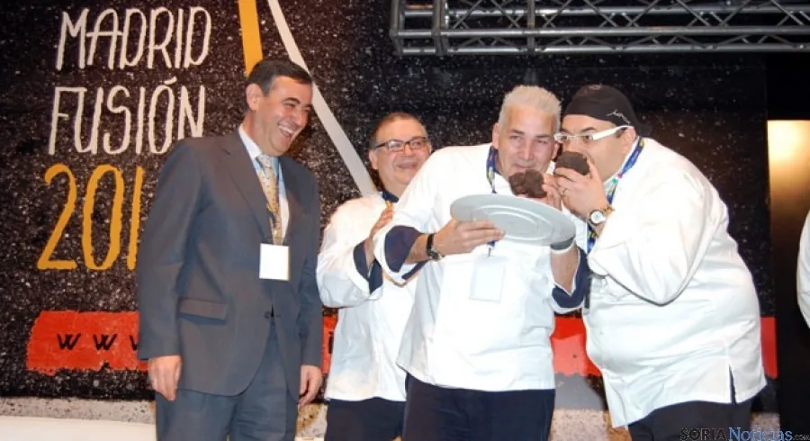 Pardo entregó las dos trufas a los adjudicatarios de la subasta/ Dip
