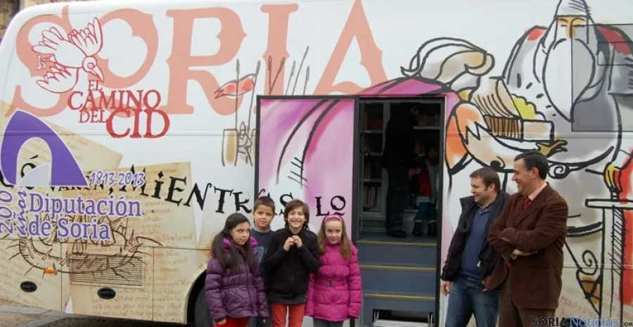 Pardo y Bonilla con unos niños de Molinos.