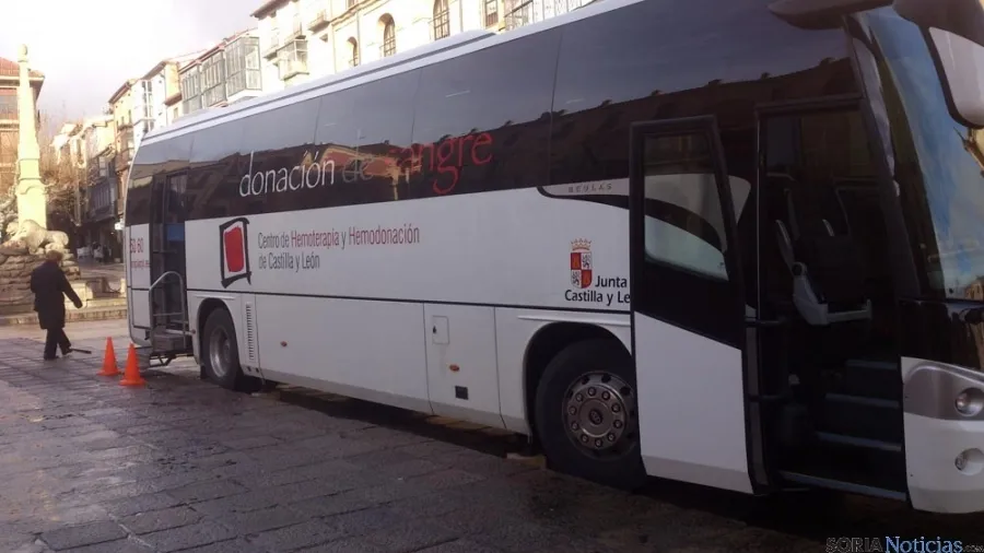 Autobús para las donaciones de sangre en la plaza Mayor. / SN 