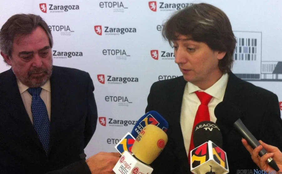 Mínguez (dcha.) con Belloch este jueves en Zaragoza.