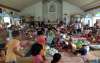 Niños sin hogar refugiados en un templo filipino.