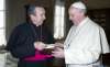 Monseñar Melgar entrega unos libros al Papa Francisco