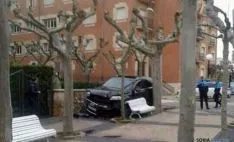 El vehículo accidentado, en la acera