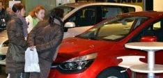 Muchos visitantes muestran interés por los precios que se ofrecen en esta feria