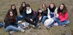 Grupo de chicas comiéndose un sabroso bocadillo