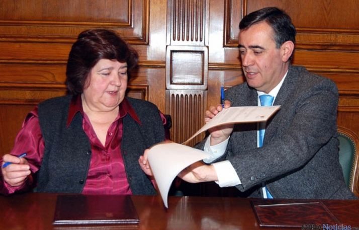 Antonio Pardo y Julia García, en la firma del convenio.