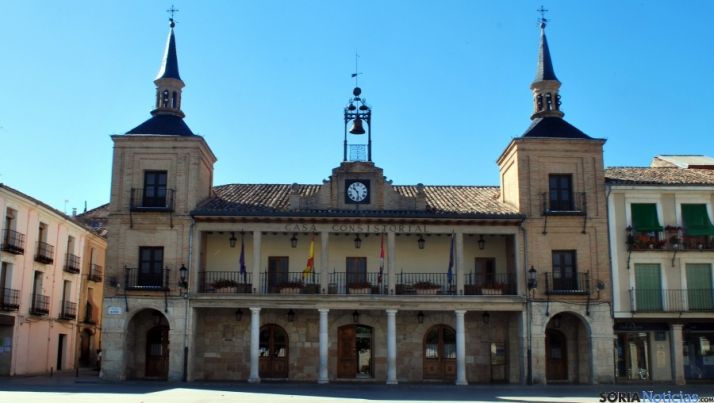 Fachada del ayuntamiento del Burgo.