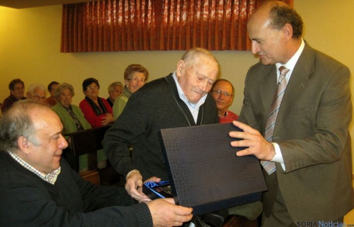 Alcoceba (ctro.) en el homenaje por su centenario.