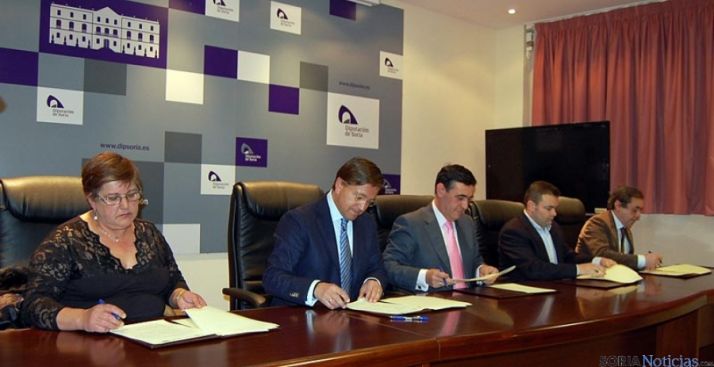 Rúbrica de los acuerdos este viernes.