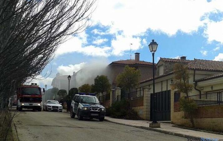 Bomberos y Guardia Civil en el lugar del siniestro. / SN