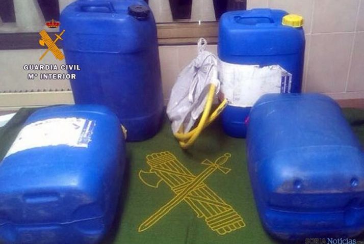 Las garrafas de combustible incautadas.