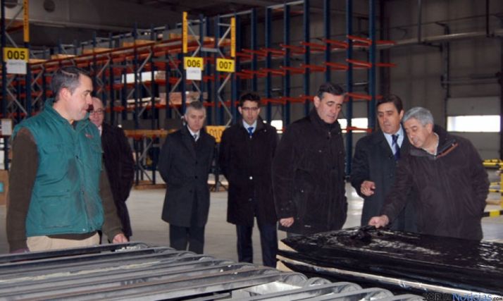 Elvira, (dcha.), Martínez y Pardo, en la factoría pinariega.